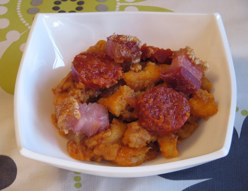 Migas con chorizo y torrezno de Soria