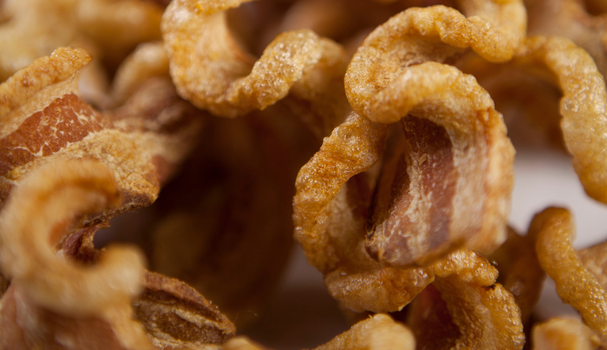 Torreznos crujientes de embutidos La Hoguera, sabor auténtico y delicioso.